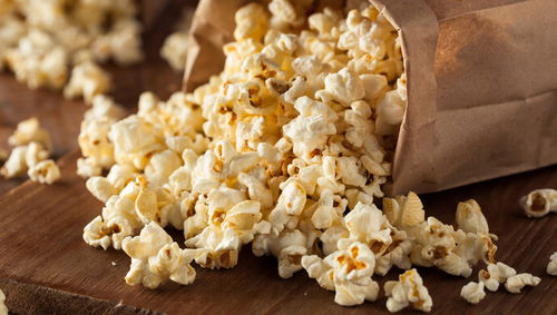 沒有大米沒有機器，孩子們用農副產品自制爆米花